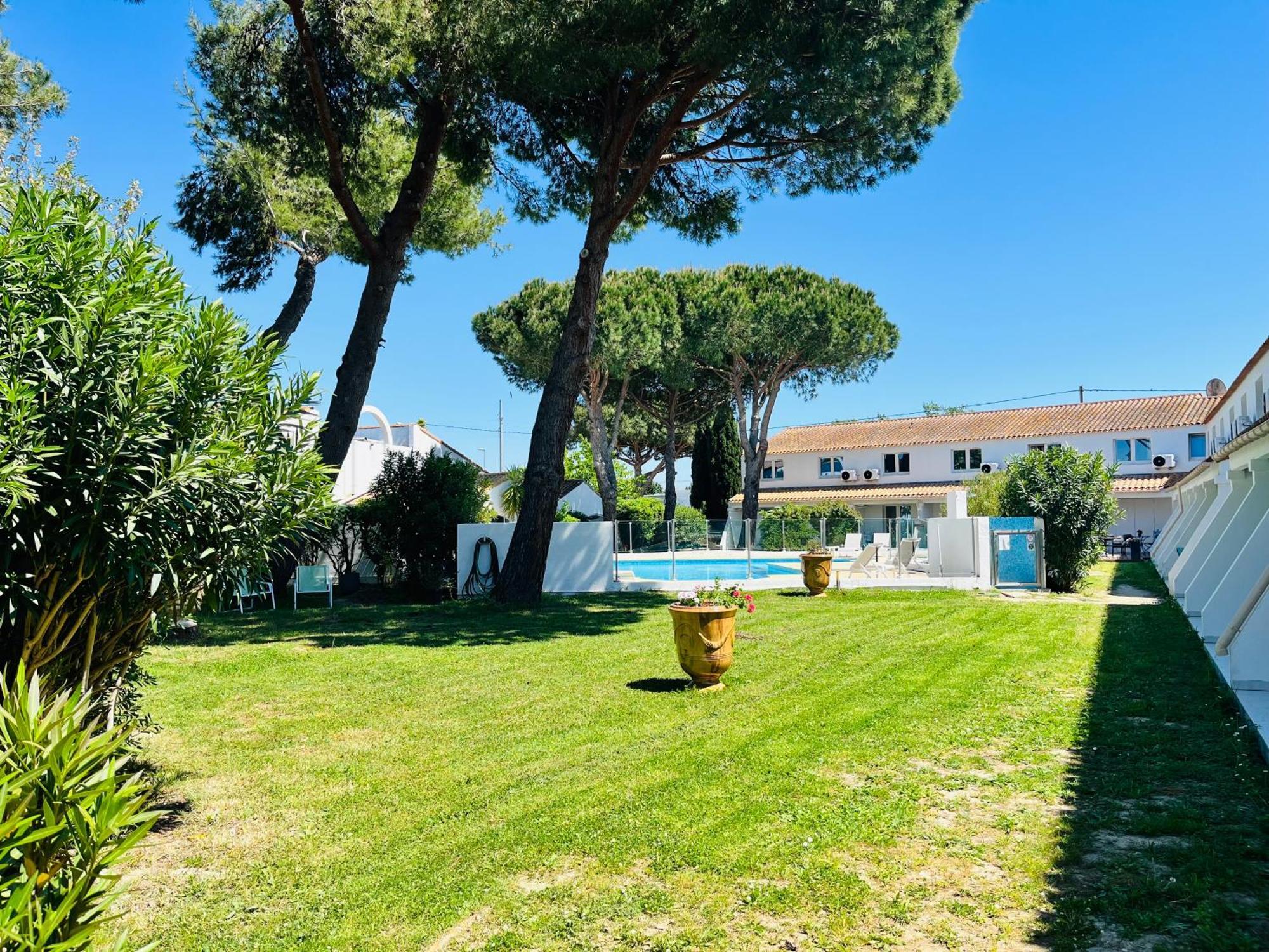 Artemia Aigues-Mortes - Hotel Avec Piscine ภายนอก รูปภาพ