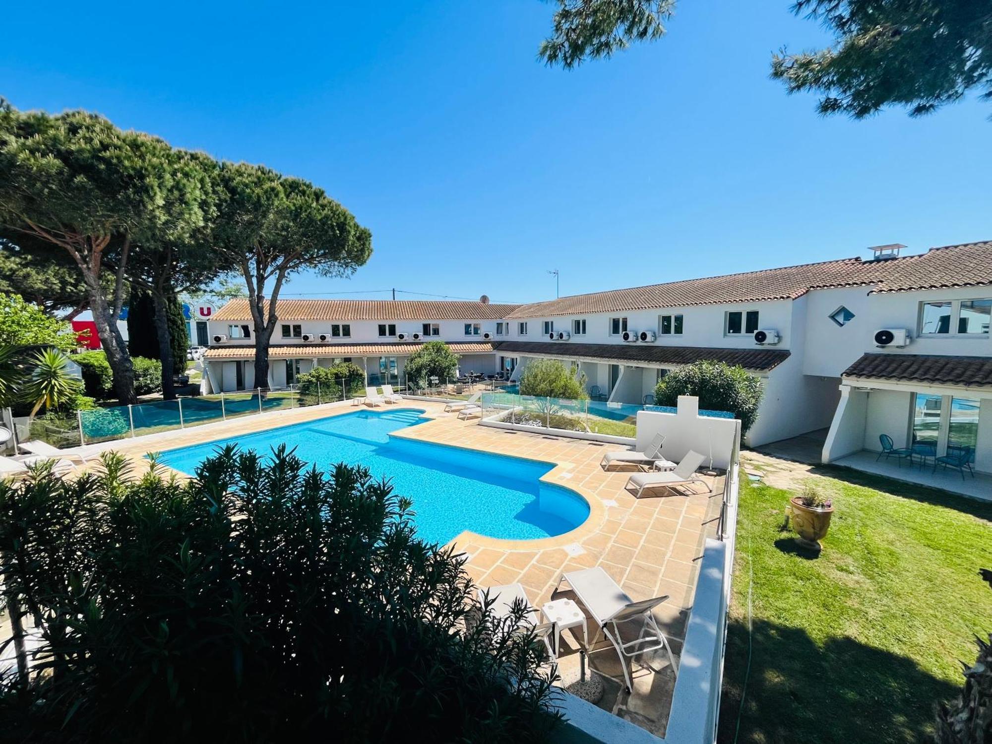 Artemia Aigues-Mortes - Hotel Avec Piscine ภายนอก รูปภาพ