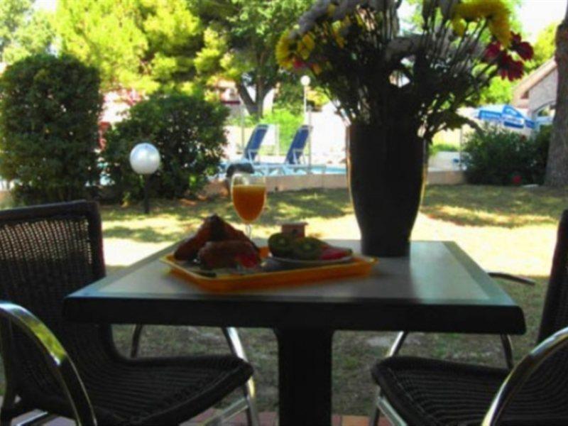 Artemia Aigues-Mortes - Hotel Avec Piscine ภายนอก รูปภาพ